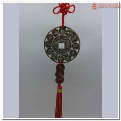 Talismã Chinês de Metal Moedas Chinesas Signos e Fitas Vermelhas