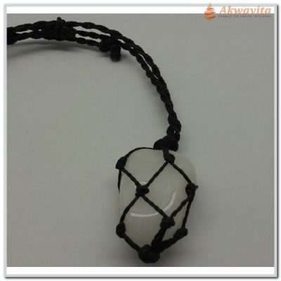 Cordão Preto com Pingente Pedra Rolada Quartzo Branco Leitoso