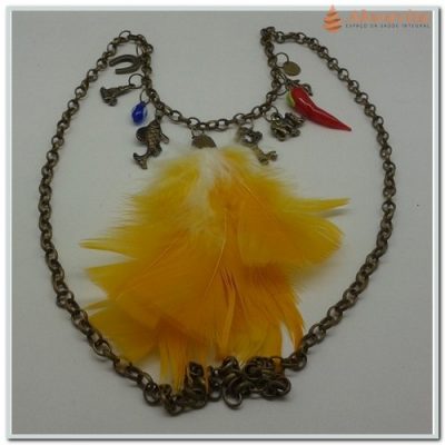 Colar com Patuás e Pena Amarela