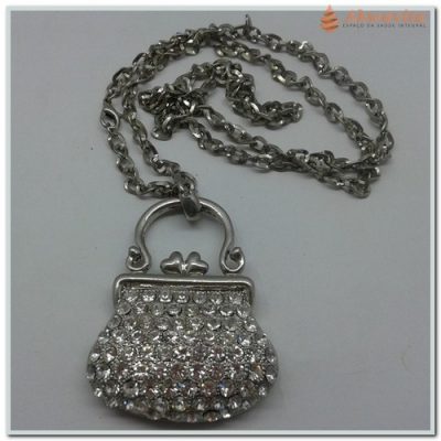 Conjunto de Colar Prateado com Pingente Bolsinha com Strass