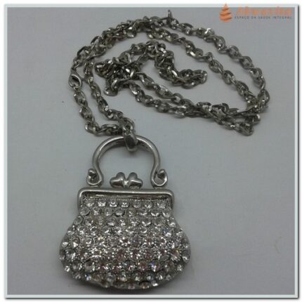 Conjunto de Colar Prateado com Pingente Bolsinha com Strass