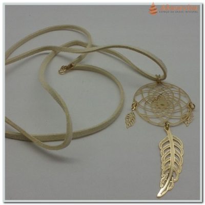 Gargantilha Filtro Sonhos Pena Grande Dourada 32mm