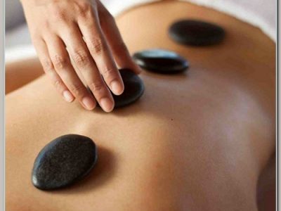 A Massagem com Pedras Quentes é Terapêutica e Relaxante