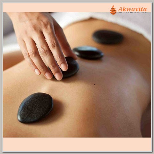 A Massagem com Pedras Quentes é Terapêutica e Relaxante
