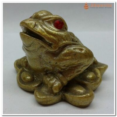 Sapo Dourado Kaeru em Resina Olhos Vermelhos de Swarovski